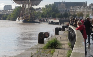 Départ de l'Hermione du port de la lune.