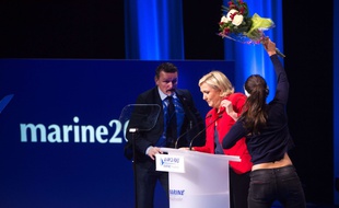 Le meeting de Marine Le Pen au Zenith a été interrompu par deux membres des Femen lundi 17 avril 2017.