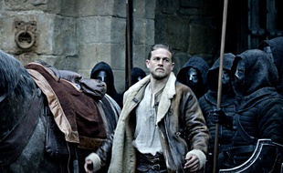 Charlie Hunnam dans Le roi Arthur de Guy Ritchie