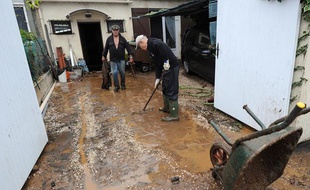 Des habitants de la ville de La-Londe-les-Maures (Var) s'activent après les inondations qui ont touché leur ville le 20 janvier 2014.