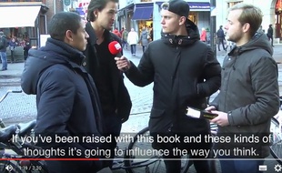 Capture d'écran d'une vidéo YouTube de «Dit Is Normaal», montrant la réaction de passants à la lecture de passage de la Bible.