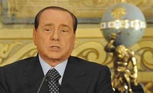 Silvio Berlusconi avait tenu son premier Conseil des ministres après son retour au pouvoir à Naples, le 21 mai 2008, annonçant l'ouverture d'une dizaine de décharges dans la région, gardées si nécessaire par l'armée.