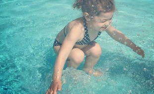 Après celle de la robe bleue ou blanche, voici la nouvelle image qui fait parler la toile : cette petite fille est-elle dans ou hors de l'eau ?