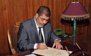 Dix nouveaux ministres ont prêté serment dimanche devant le président égyptien Mohamed Morsi, dans le cadre d'un remaniement concernant principalement des portefeuilles économiques et celui de l'Intérieur