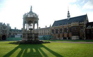 Les frais d'inscription à l'université en Angleterre devraient considérablement augmenter d'ici 2012, certaines facultés pouvant jusqu'à tripler les frais d'entrée, a annoncé mercredi le secrétaire d'Etat britannique chargé des Universités, David Willetts.