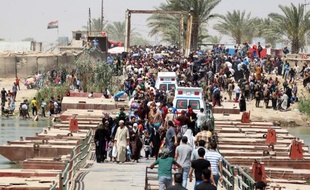 Des habitants de Ramadi fuient la ville tombée aux mains du groupe Etat islamique, vers Bagdad le 20 mai 2015