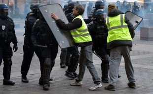 Illustration d'une manifestation des "Gilets jaunes" sur la place du Capitole à Toulouse.