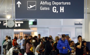 Des passagers à l'aéroport de Munich (Allemagne), le 9 novembre 2015.