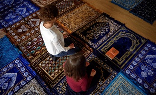 Anne-Sophie Monsinay (à droite) et Eva Janadin (à gauche), converties à l'Islam, dirigent une prière le 7 septembre 2019 à Paris.