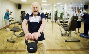 Au rythme disco de "Stayin' Alive", Lennart Zetterqvist, 90 ans, soulève des haltères: comme un nombre croissant de Suédois, il est déterminé à se maintenir en forme pour rester autonome et profiter aussi longtemps que possible de la vie, à l'écart des maisons de retraite.
