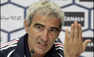 L'équipe de France de football, et son sélectionneur Raymond Domenech en tête, a visiblement pris le parti de défendre Patrick Vieira, le joueur français le plus exposé aux critiques à trois jours du premier match des Bleus au Mondial-2006.