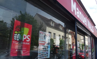 Corbeil-Essonnes, le 12 mai 2017. - La permanence de Manuel Valls à Corbeil-Essonnes affiche toujours les couleurs du PS.