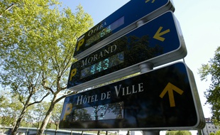 Un panneaux de signalisation de places de parking Lyon le 18 avril 2011. CYRIL VILLEMAIN/20 MINUTES