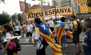 Une banderole "Adieu l'Espagne" est brandie le 11 septembre 2015 dans le cortège des manifestants pour l'indépendance de la Catalogne, à Barcelone