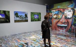 Une visiteuse du Palais de Tokyo en 2016