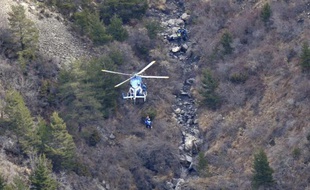 Des gendarmes hélitreuillés sur le site du crash de l'A320 le 25 mars 2015 près de la Seyne-les-AlpesS