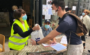 A Nantes, 250 sacs ou boîtes solidaires sont distribués aux étudiants ce mercredi après-midi