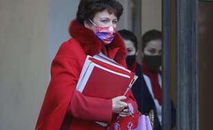La ministre de la Culture Roselyne Bachelot (derrière le masque).