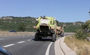 Deux moissonneuses batteuses perdues sur l'autoroute A75 dans l'Hérault.
