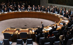 Les ministres des Affaires étrangères votent lors d'une réunion du Conseil de sécurité de l'Onu sur la Syrie, le 18 décembre 2015 à New York
