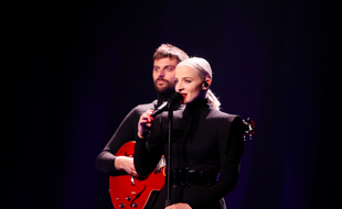 Le duo Madame Monsieur, Jean-Karl Lucas et Emilie Satt, lors de leur deuxième répétition sur la scène de l'Eurovision à Lisbonne, le 6 mai 2018.