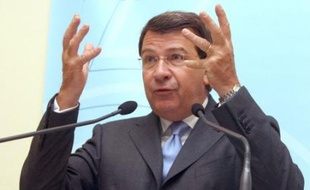 Le ministre de l'Education Xavier Darcos a assuré que la rentrée 2008 "se passera tout à fait normalement" et estimé qu'il n'y aurait "pas de chaos" en dépit des 11.200 suppressions de postes, lors de sa conférence de presse de rentrée jeudi.