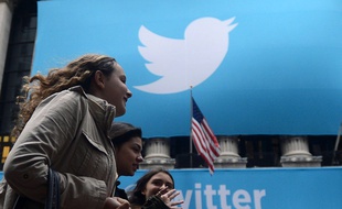 Un logo de Twitter devant la bourse de New York en 2013.