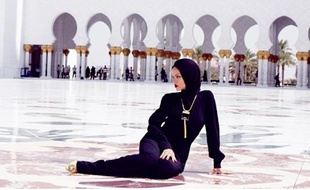 Rihanna à Abu Dhabi s’est livrée à une séance photo devant la mosquée Sheikh Zayed.
