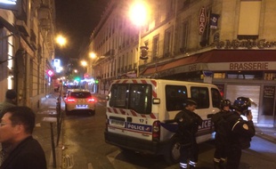 Une fusillade sur les Champs-Elysées. Des policiers bloquent les accès, rue de Ponthieu.