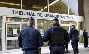 Des policiers devant le tribunal de grande instance d'Evry, le 15 octobre 2019.