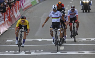 Julian Alaphilippe a levé les bras pour rien