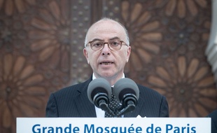 Bernard Cazeneuve devant la Grande mosquée de Paris, le 1er juillet 2015.