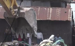 Un bébé de sept mois a été retrouvé vivant dans les décombres, quatre jours après l'effondrement, le 30 avril 2016, d'un immeuble de Nairobi (Kenya).