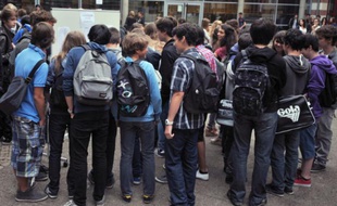 Une enquête préliminaire a été ouverte à Paris après la diffusion d'un clip de rap tourné par de jeunes collégiens, qui brandissent des couteaux et une feuille de boucher et profèrent des paroles violentes