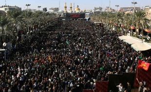 Des millions de musulmans chiites se retrouvent pour la célébration de l'Arbaïn, l'un des plus grands rassemblements religieux au monde, le 3 décembre 2015 dans la ville irakienne de Kerbala, à 80 km au sud de Bagdad