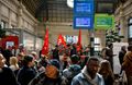 Des grévistes manifestent vendredi 17 mars à la gare Saint-Jean (Bordeaux). 