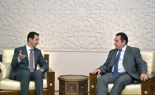 Le président syrien contesté Bachar Al-Assad et le député des Yvelines Jean-Frédéric Poisson, le 12 juillet à Damas, en Syrie.