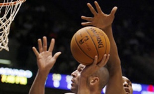 Jason Kidd, des Nets, sur le point de se faire contrer par Boris Diaw des Suns.