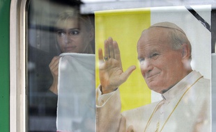 Dans un train polonais au moment du décès de Jean-Paul II en 2005. (archives)