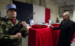 Le ministre français de la Défense Gérard Longuet a atténué les risques de départ anticipé des troupes françaises d'Afghanistan envisagés par le président Sarkozy, samedi à Kaboul, où il s'est rendu au lendemain d'un attentat qui a tué 4 militaires français et en a blessé 15.