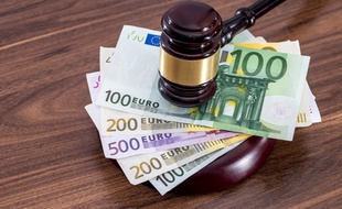 L'aide juridictionnelle permet aux citoyens les plus démunis d'exercer leurs droits en justice.