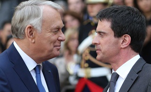 Manuel Valls et Jean-Marc Ayrault se serrent la main le 1er avril 2014.