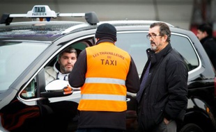 Des taxis en grève Porte Maillot à Paris, le 28 janvier 2016