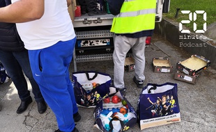 Distribution d'aide alimentaire des Restos du cœur, à Bobigny, Seine-Saint-Denis, le 13 mai 2020