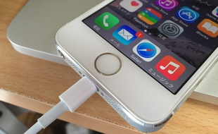 Le connecteur lightning qui sert à recharger l'iPhone pourrait remplacer la prise jack.