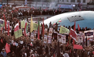 Des Iraniens massés autour de l'université pour rendre un dernier hommage à Qassem Soleimani, le 6 janvier 2020 à Téhéran.