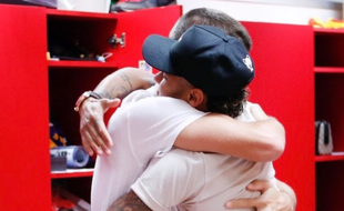 Piqué prend Neymar dans ses bras, c'est trop choupi.