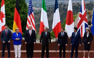 Les sept chefs d'Etat et de gouvernement ont posé tout sourire pour une photo dans le majestueux théâtre grec de Taormina.
