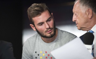 Jean-Michel Aulas a convaincu, «au départ par textos», Lucas Tousart de s'engager avec l'OL pour cinq saisons. AFP PHOTO / ROMAIN LAFABREGUE