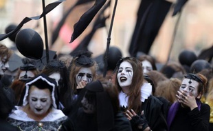 Des "pleureuses" et "pleureurs" commémorent la mort de Shakespeare à Gdansk, en Pologne, le 23 avril 2016
